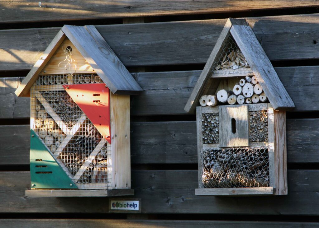 Preproste hišice za žuželke, obešene na vrtni hišici