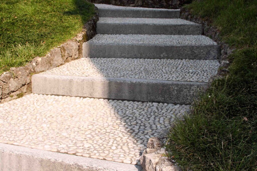 Estetsko izdelane vrtne stopnice z tlakovano površino kamenčkov