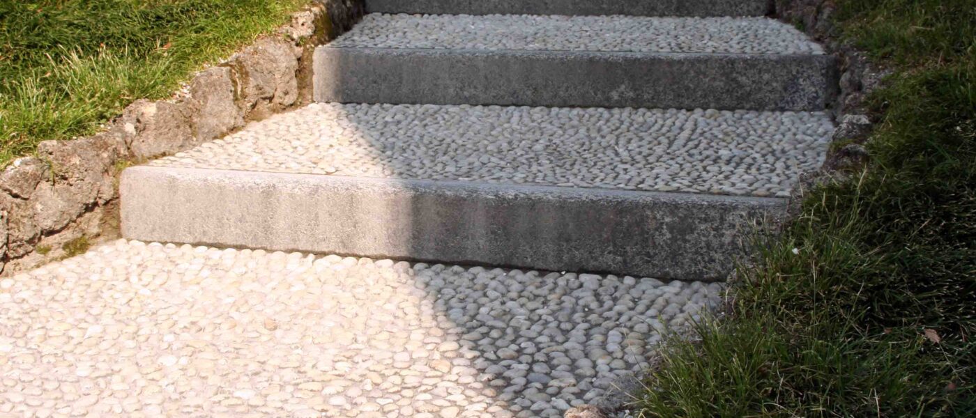 Estetsko izdelane vrtne stopnice z tlakovano površino kamenčkov