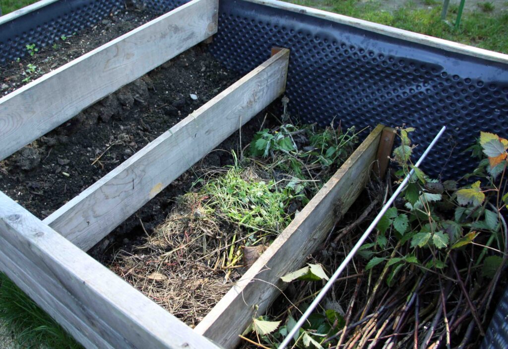 Organski material, ki ga po plasteh nalagamo v visoko gredo