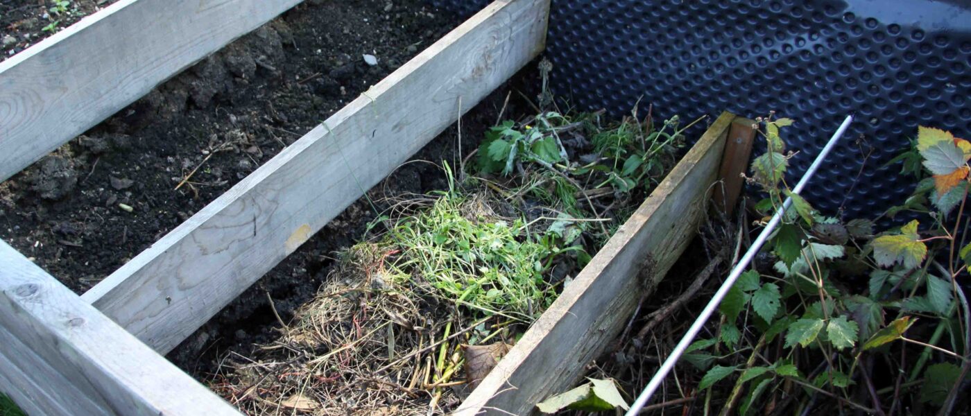 Organski material, ki ga po plasteh nalagamo v visoko gredo