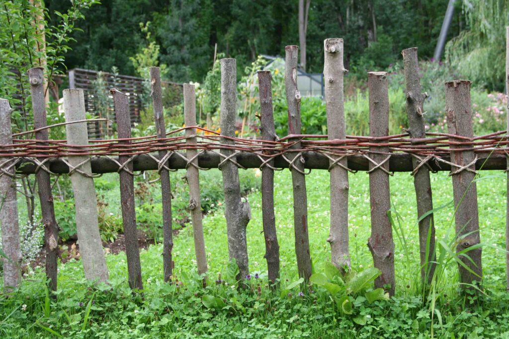 Pletena podeželska ograja ali rustikalna ograja iz naravnih materialov