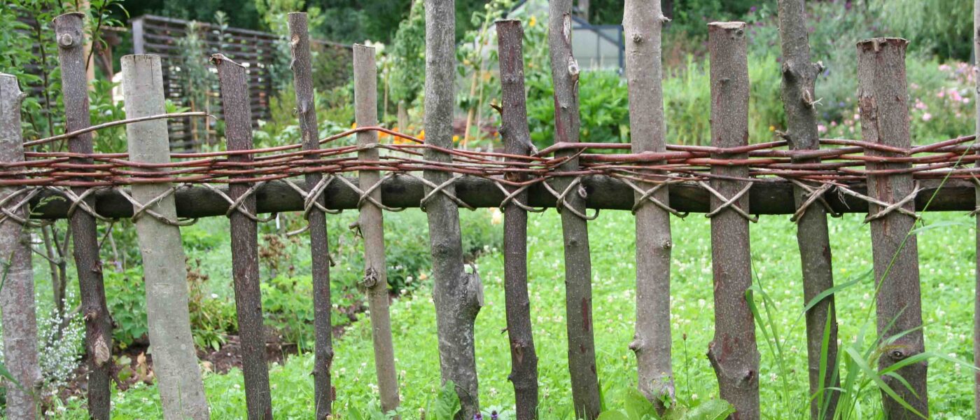 Pletena podeželska ograja ali rustikalna ograja iz naravnih materialov