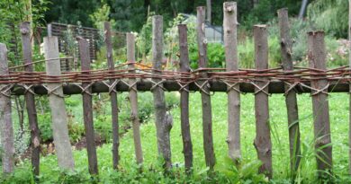 Pletena podeželska ograja ali rustikalna ograja iz naravnih materialov