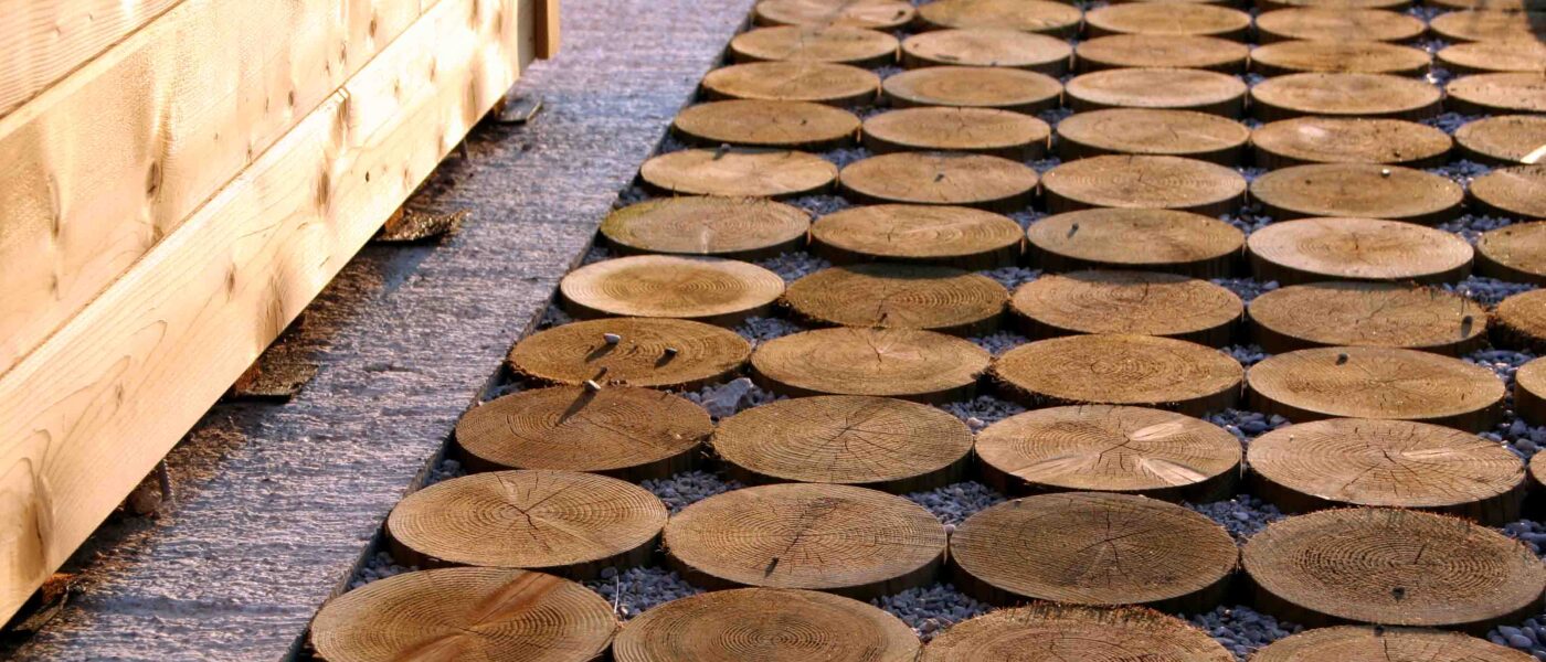 Potka ma vrtu izdelana iz debla drevesa, žaganega na kolobarje