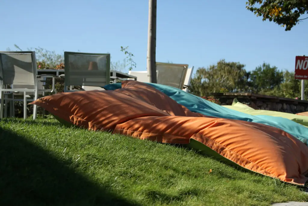 Travnata površina povezuje vse elemente