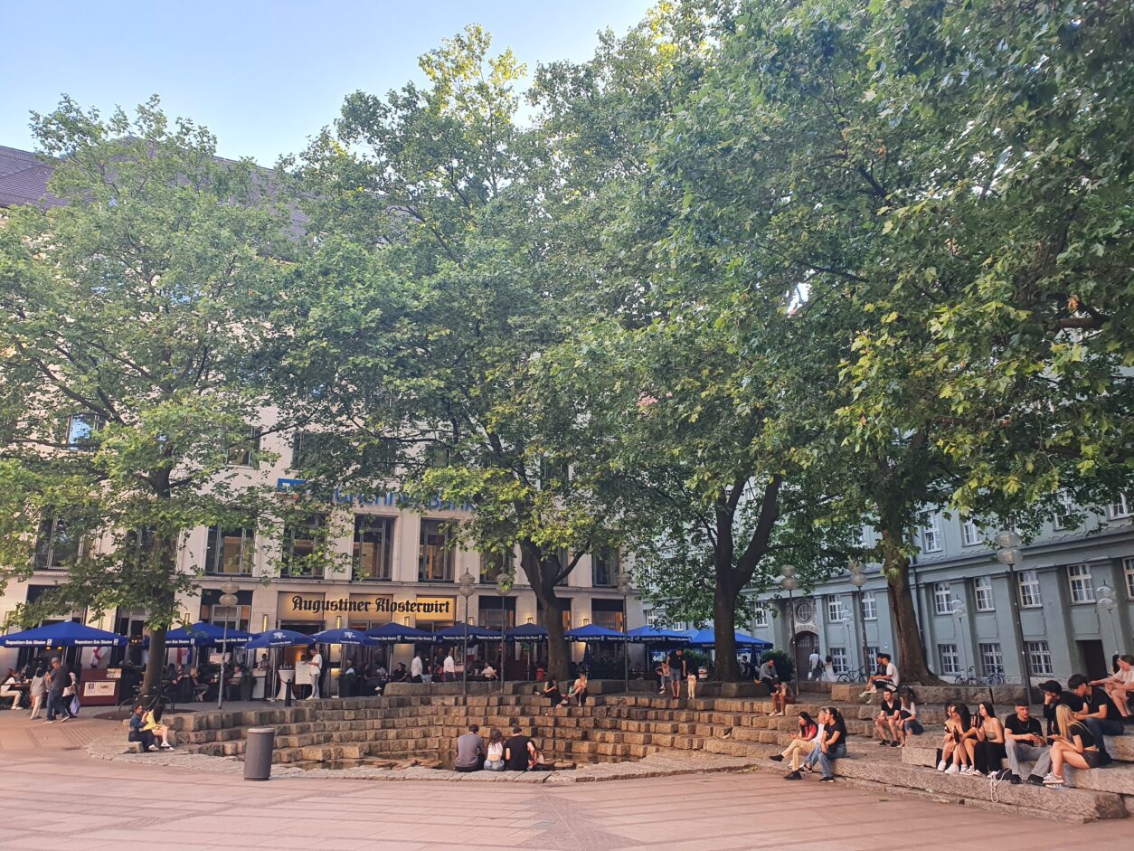 Drevesa v urbanem vrtu ustvarjajo prijetno senco, čistijo zrak in izboljšujejo kakovost bivanja v mestih.