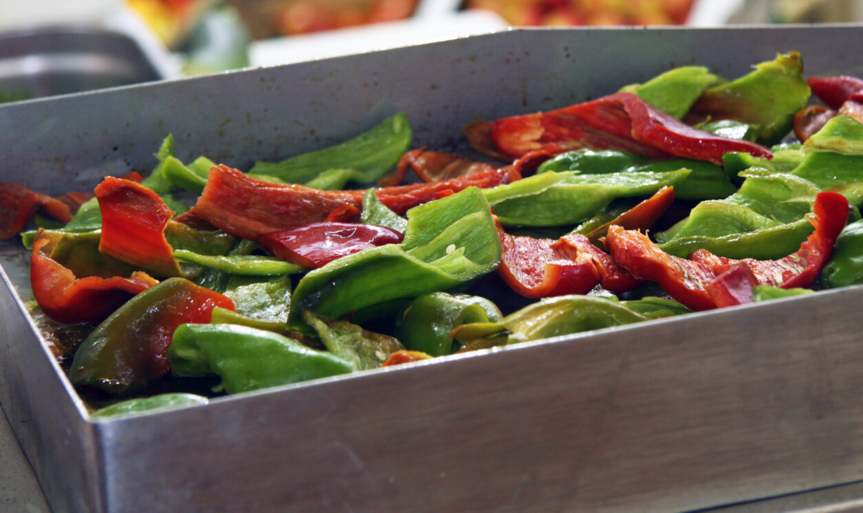 Pečena paprika pred konzerviranjem za ozimnico