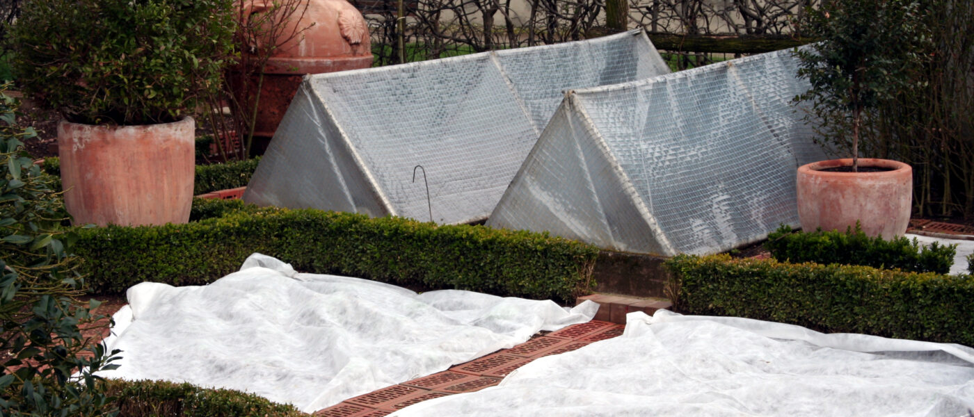 Pokrivanje poznih jesenskih in zgodnjih spomladanskih setev na domačem vrtu