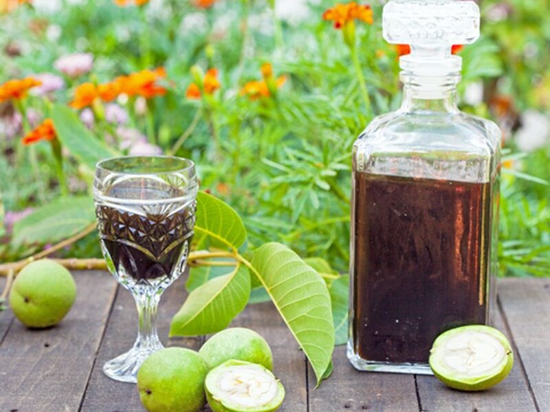 Pomembna sestavina domačega jagermajstra so zeleni orehi