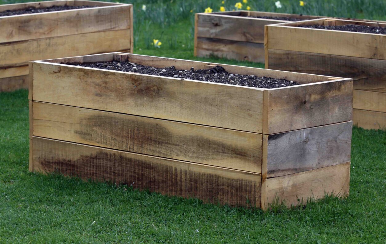 Preprosti okvir visoke grede iz lesa