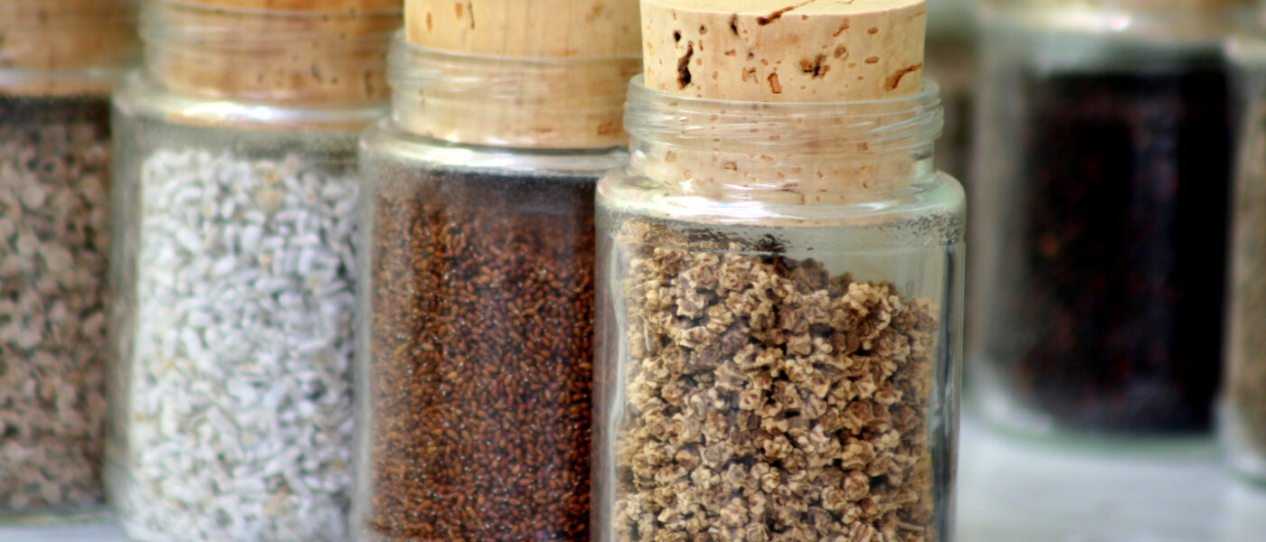 Semena hranimo v steklenih kozarčkih, papirnatih vrečkah ali platnenih vrečkah