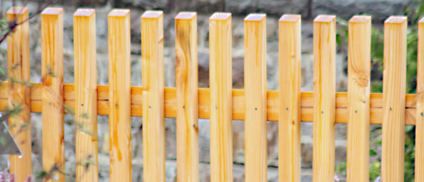 Preprosta lesena ograja