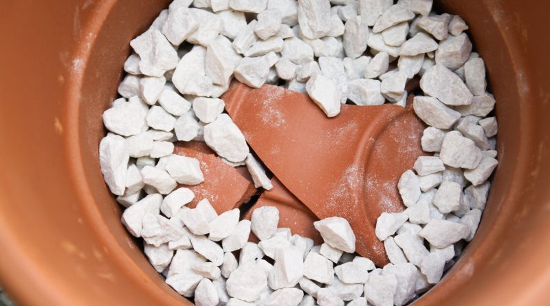 Drenažni sloj iz črepinje in kamenja na dnu keramične posode