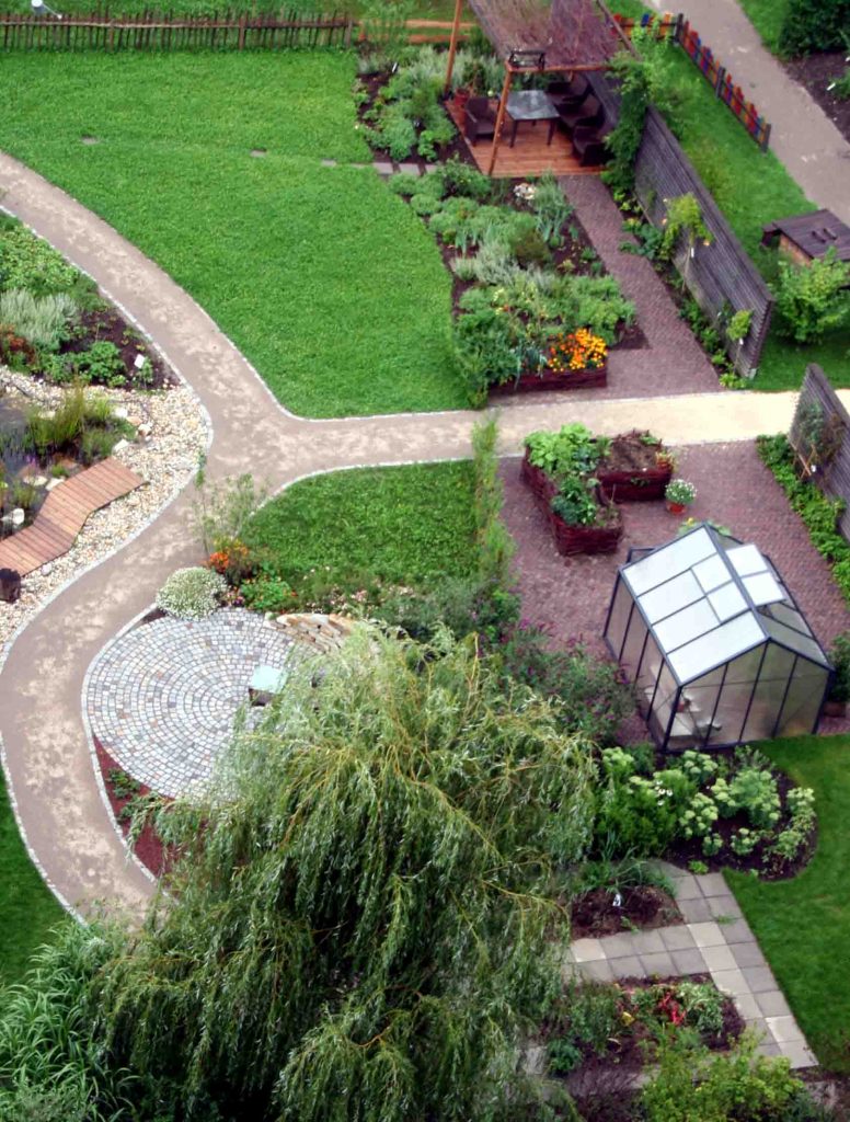 Pogled iz nižjega nadstropja razglednega stolpa na enga izmed 70 raszličnih tematskih vrtov