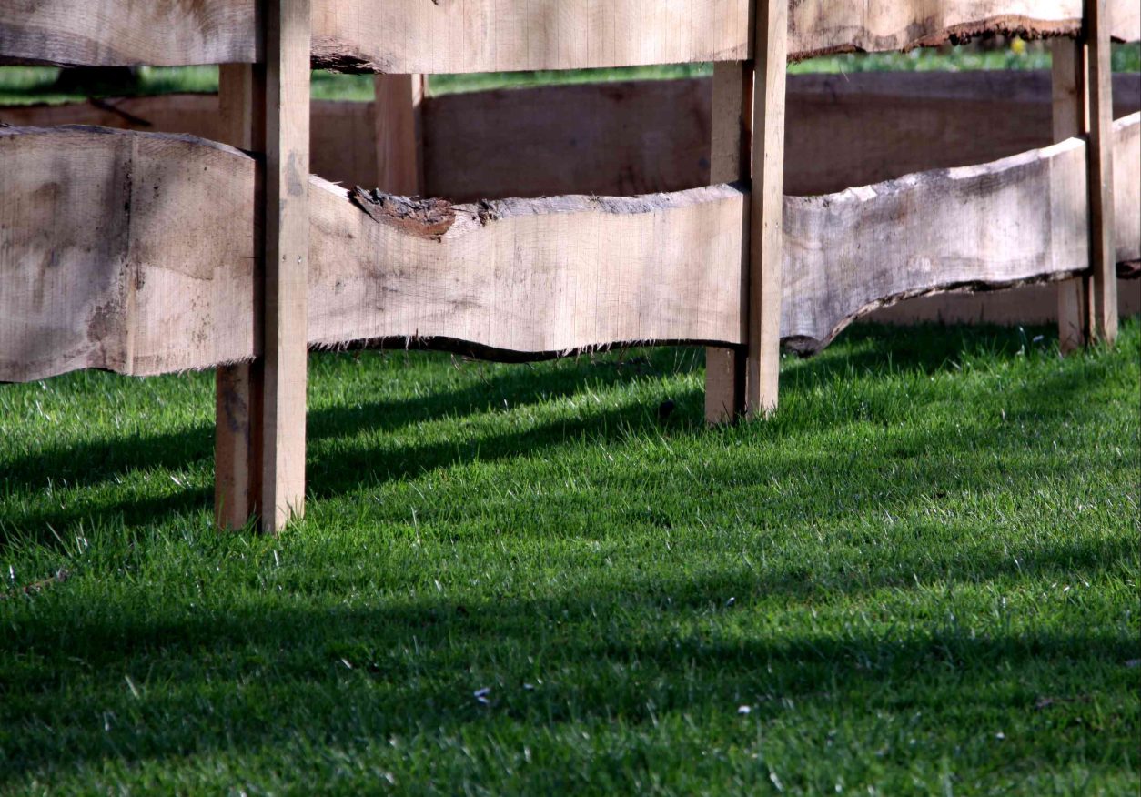 Pri opori naravne vrtne ograje iz lesa je pomembna zaščita stika z zemljo