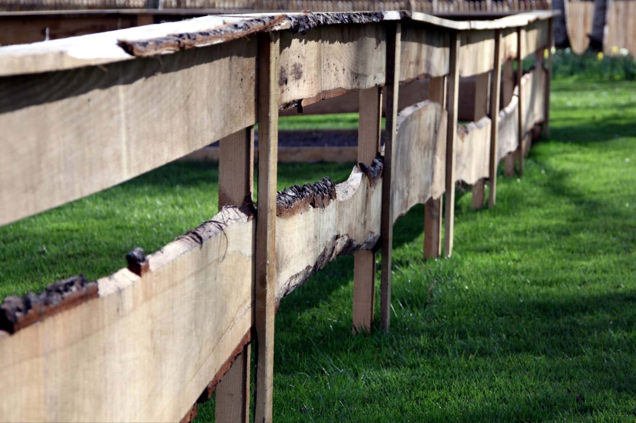 Rustikalna vrtna ograja iz desk z naravnim robom lesa