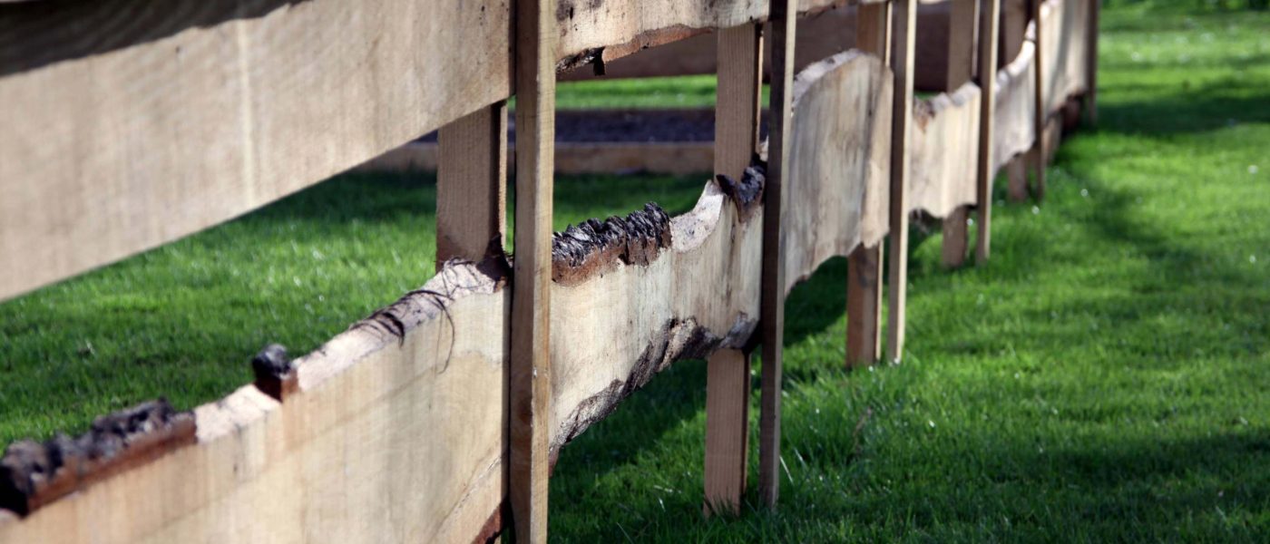 Rustikalna vrtna ograja iz desk z naravnim robom lesa