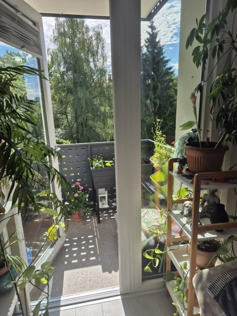 Posebnost takšne ureditve so velika steklena balkonska vrata, ki ustvarjajo občutek, da balkon ni ločen prostor