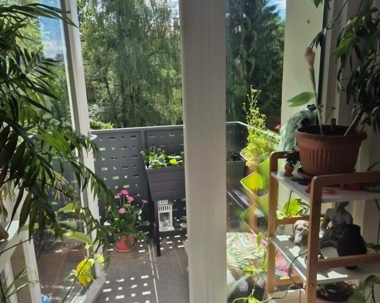 Posebnost takšne ureditve so velika steklena balkonska vrata, ki ustvarjajo občutek, da balkon ni ločen prostor_edited