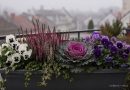 Jesenski balkon z barvitimi cvetlicami